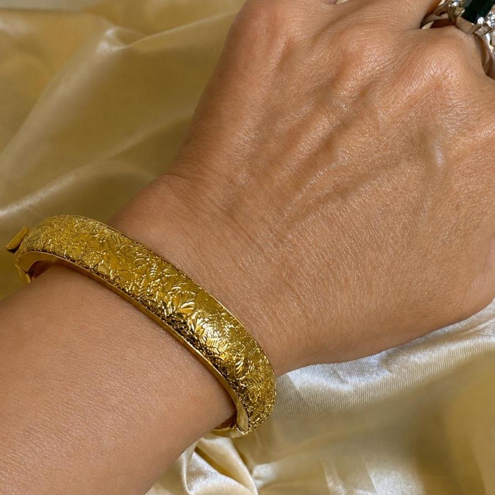 Beautiful Vintage Monet Gold Tone Hinged Floral Design Bangle Bracelet No Scuffs
